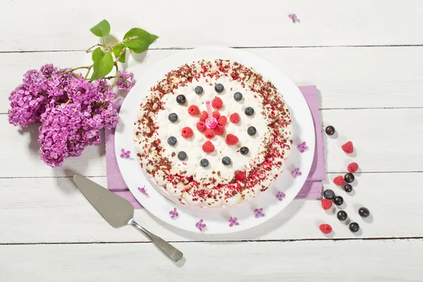 Bolo de creme de framboesa com framboesas e mirtilos — Fotografia de Stock