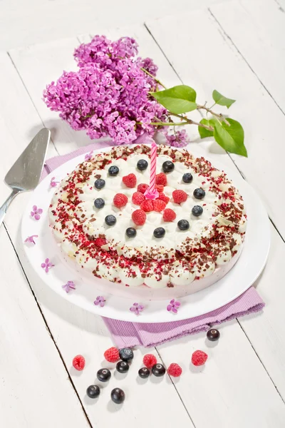 Tarta de crema de frambuesa con frambuesas y arándanos —  Fotos de Stock