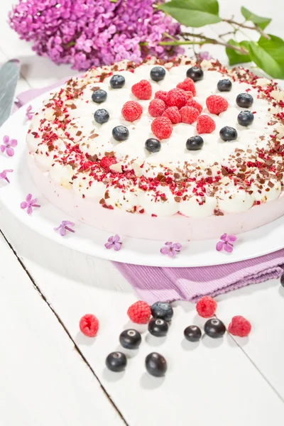 Tarta de crema de frambuesa con frambuesas y arándanos —  Fotos de Stock