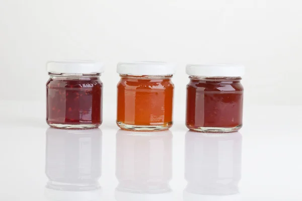 Variedad de mermelada sobre fondo blanco, primer plano — Foto de Stock