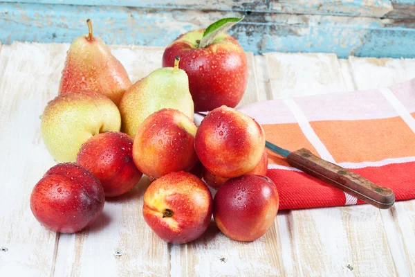 Κοντινό πλάνο νεκταρίνια, μήλα και αχλάδια με χαρτοπετσέτα και μαχαίρι — Φωτογραφία Αρχείου