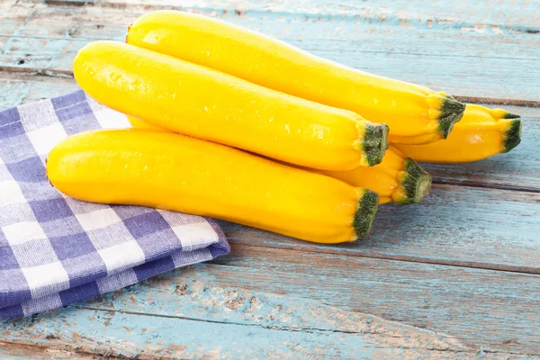 Primo piano di zucchine gialle su tovagliolo controllato — Foto Stock