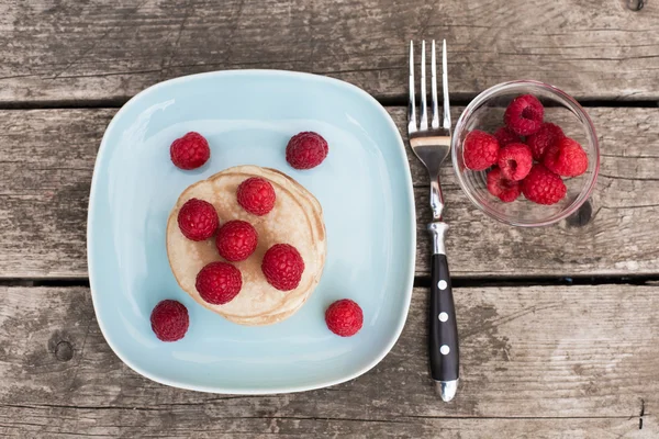 Pancakes with raspberries on plate — Stock Photo, Image