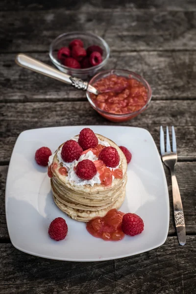 Pannenkoeken met frambozen en crème, framboos nectarine jam — Stockfoto