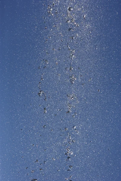 Germania, Baviera, Schaeftlarn, Fontana spruzzi contro il cielo blu — Foto Stock