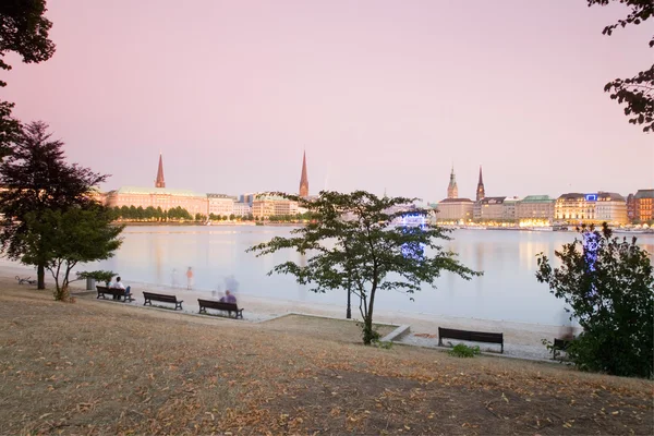 Germania, Amburgo, Lago Binnenalster, Gruppo di persone sedute su ben — Foto Stock