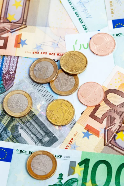 Empilhamento de notas e moedas de euro — Fotografia de Stock