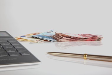 Euro banknot, hesap makinesi ve ballpen