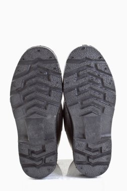 Beyaz arka planda siyah lastik çizmeler