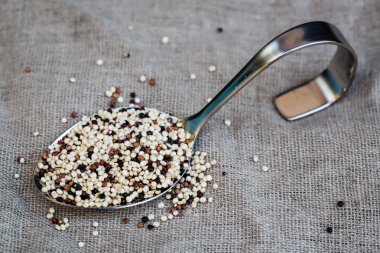 Organik quinoa tahıl tricolore kaşık üzerinde vegan