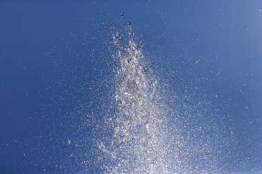 Almanya, Bavyera, Schaeftlarn, mavi gökyüzü karşı sıçramasına çeşme