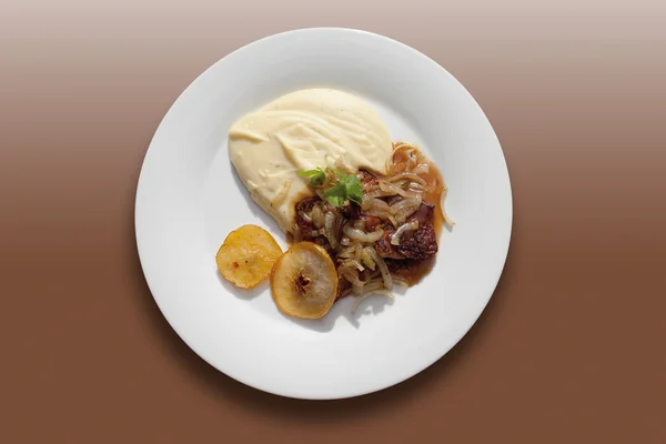 Calf's liver with onions,fried slices of apple and  potatoe pure — Stock Photo, Image