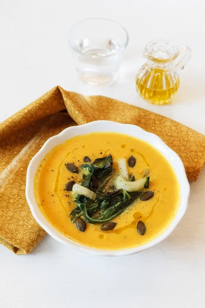 Sopa de abóbora com pak choi frito — Fotografia de Stock