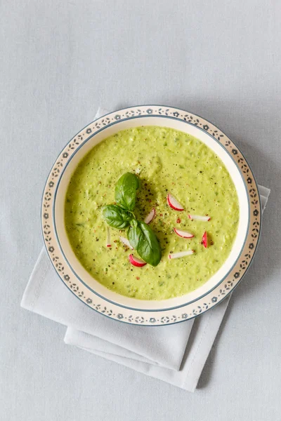 stock image Pea soup with red radish