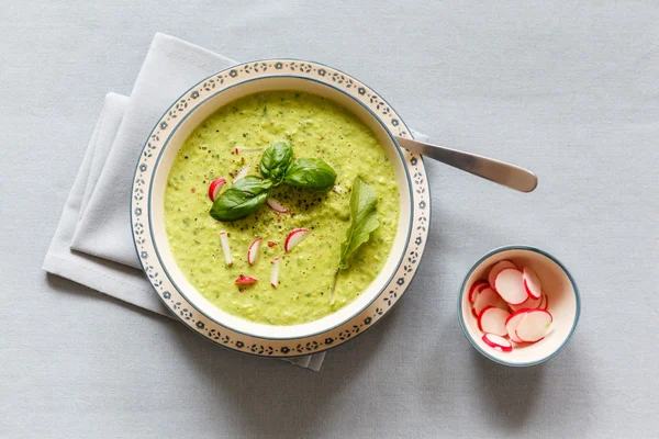 紅芯大根とエンドウ豆のスープ — ストック写真