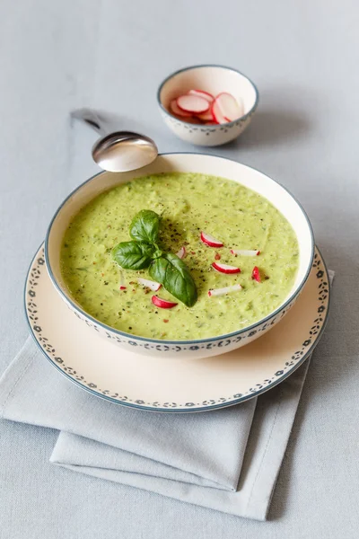 Pea soup with red radish — Stock Photo, Image