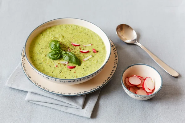 Erbsensuppe mit rotem Rettich — Stockfoto