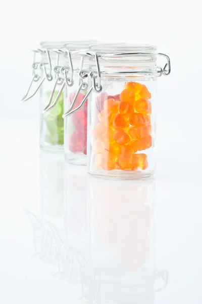 Verscheidenheid van gummi bears in een behoud pot op witte achtergrond — Stockfoto