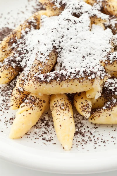 Plate of schupfnudel dumplings garnished with poppy seed and ici — Stock Photo, Image