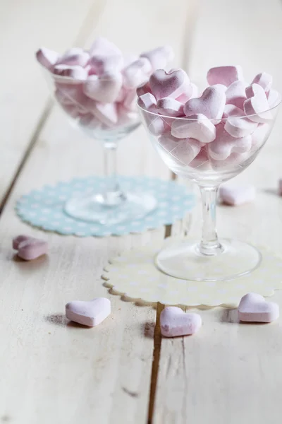 Herzförmige rosa Bonbons — Stockfoto