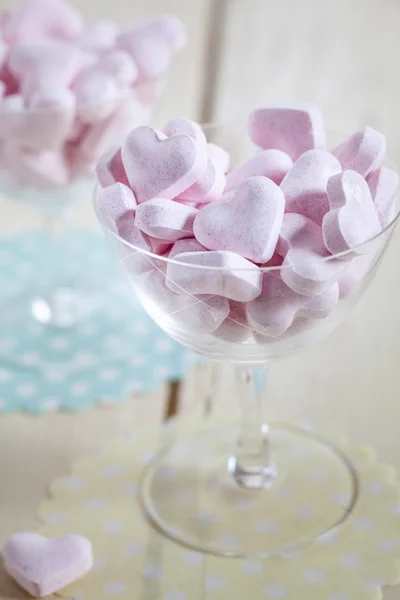 Bonbons roses en forme de coeur — Photo