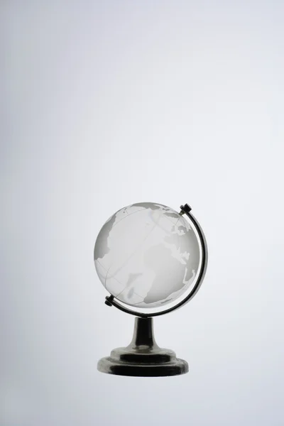 Globo de vidro contra fundo branco — Fotografia de Stock