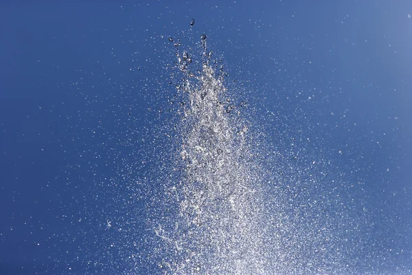 Almanya, Bavyera, Schaeftlarn, mavi gökyüzü karşı sıçramasına çeşme