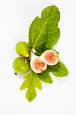 Beyaz arka plan üzerinde yaprakları ile taze incir