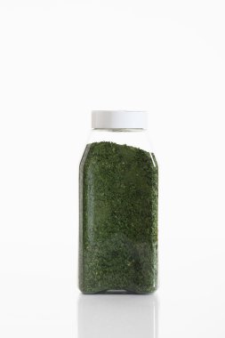 Beyaz arka plan üzerine açık kutusunda maydanoz