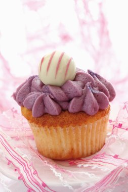 Buttercream Siyah frenk üzümü kek çikolata tru ile yakın çekim