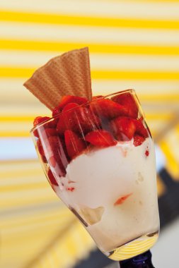 Vanilyalı dondurma çilek ile yakın çekim