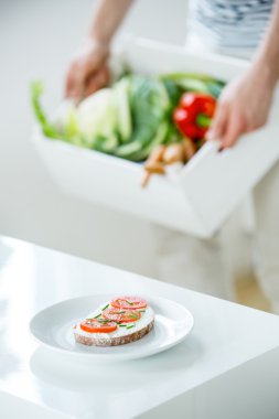 Mutfakta domates ekmek bakkal alışveriş