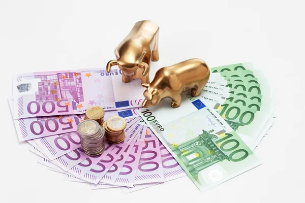 Urso dourado e figuras de touro com moedas de euro em euros não — Fotografia de Stock