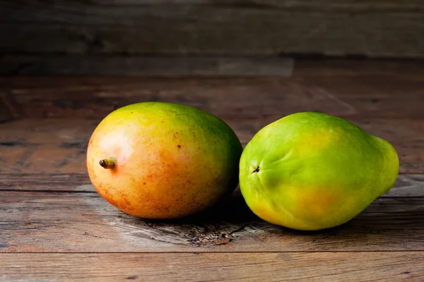 Mango en papaya op hout — Stockfoto