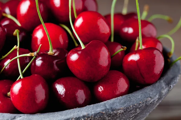 Sweet cherries in bowl — Stock Photo, Image