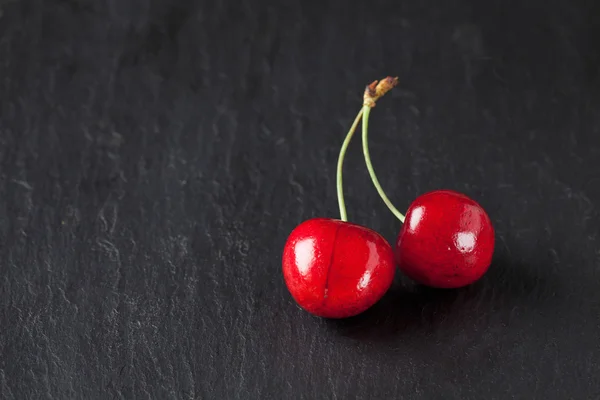 Cerezas dulces en pizarra —  Fotos de Stock