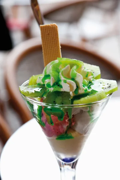 Close up de kiwi sundae com sorvete misto e chantilly — Fotografia de Stock