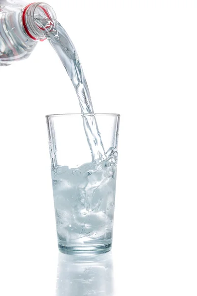 喝水被倒进玻璃加冰块 — 图库照片
