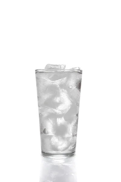 Cubos de hielo y agua en vaso para beber — Foto de Stock