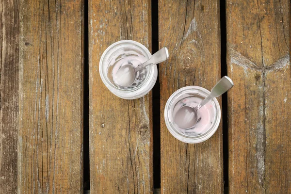 Picnic, empty yogurt glasses — Stock Photo, Image