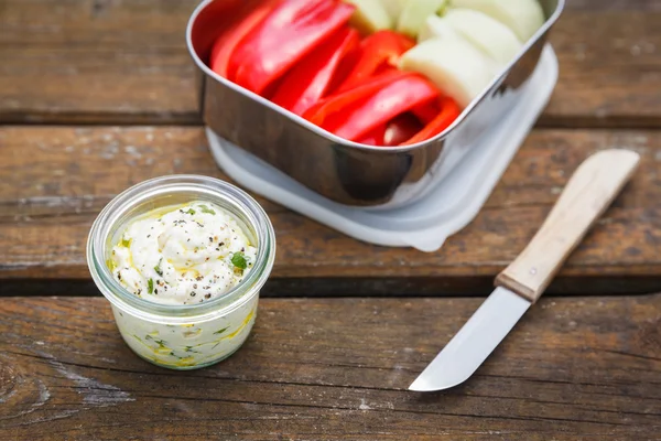 Picnic, Dip și crudiți, paprika și kohlrabi — Fotografie, imagine de stoc