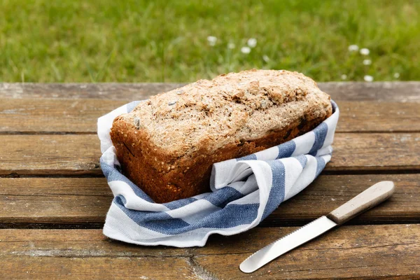 Fullkorn vete dinkel bröd på träbord — Stockfoto