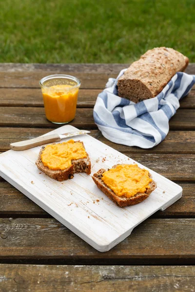 Picknick med egen bakad-vete-spelt-fullkornsbröd och morot sp — Stockfoto