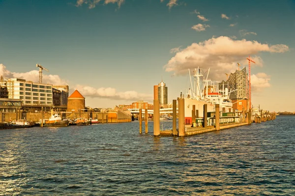 Tyskland, Hamburg, Visa att Elbe Philharmonic Hall med moln — Stockfoto