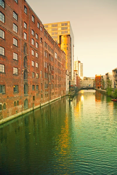 Germany, Hamburg, old warehouses at Bahnhofs canal — Stock Photo, Image