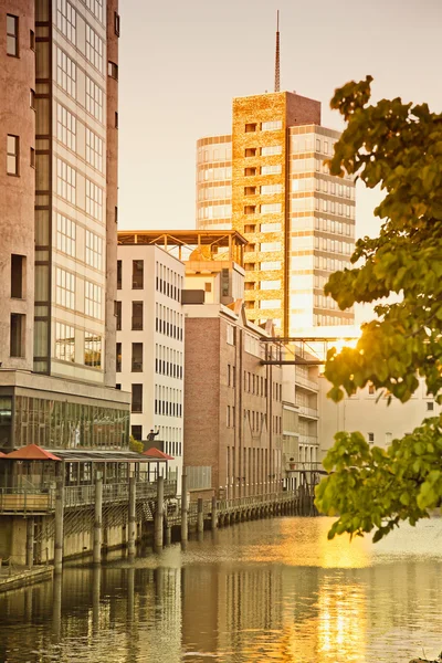 Tyskland, Hamburg, gamla lager och ny arkitektur på Binnenh — Stockfoto