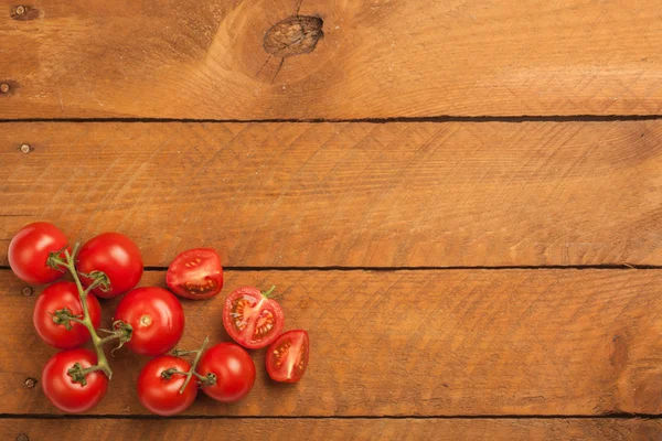 Ahşap üzerine grup domates — Stok fotoğraf