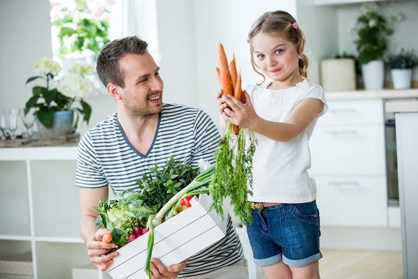 Padre e hija con caja de verduras en la cocina —  Fotos de Stock