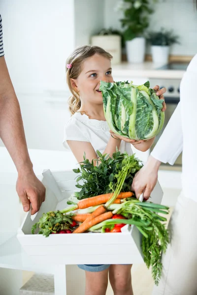 Far og datter med vegetabilsk kasse i køkken - Stock-foto