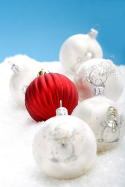 Noel baubles yapay kar üzerinde